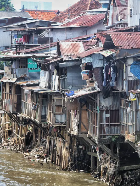 Suasana permukiman kumuh bantaran kali ciliwung di kawasan Manggarai, Jakarta, Sabtu (9/1). Tahun ini, akan ditangani kawasan kumuh perkotaan seluas 2.564 Ha dengan anggaran Rp 318,3 miliar. (Liputan6.com/Faizal Fanani)