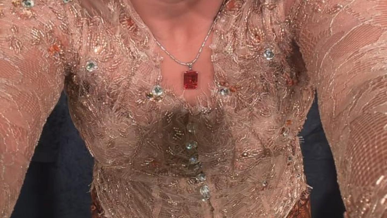 Amel Carla, tampil anggun dengan mengenakan kebaya berwarna coklat yang dipadukan dengan bawahan batik. Ia mengaplikasikan kalung permata merah agar penampilannya semakin menawan.