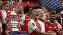 Alexis Sanchez merayakan kemenangan Arsenal atas Chelsea dalam laga final Piala FA 2016-2017 di Stadion Wembley, London, Sabtu (27/5). (AP Photo)