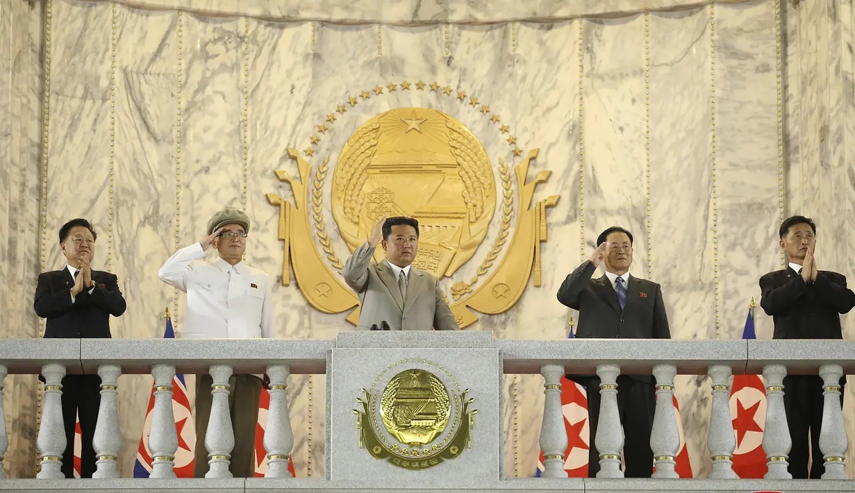 Pemimpin Korea Utara Kim Jong-un melambai dari balkon selama perayaan ulang tahun ke-73 negara di Kim Il Sung Square di Pyongyang, Kamis (9/9/2021). Korea Utara dilaporkan menggelar parade militer pada dini hari dalam rangka merayakan HUT ke-73. (Korean Central News Agency/Korea News Service via AP)