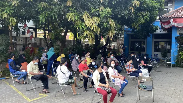Pelaksanaan vaksinasi COVID-19 di Kelurahan Koang Jaya, Tangerang, Banten.