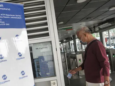Seorang warga mendaftarkan diri untuk layanan gratis Transjakarta di halte Ragunan, Jakarta, Kamis (6/10). Transjakarta berikan layanan gratis untuk lansia, penyandang difabel dan anggota veteran RI.(Liputan6.com/Yoppy Renato)