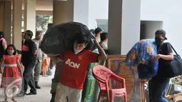 Sejumlah warga korban penggusuran Kampung Pulo sudah pindah ke Rusunawa Jatinegara Barat, Jakarta, Jumat (21/8/2015). Dari 429 warga yang telah mengikuti undian unit hunian, baru 238 warga yang telah mengambil kunci. (Liputan6.com/Herman Zakharia)