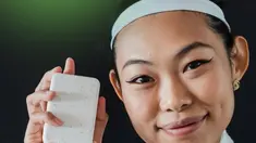 Sabun cair dikenal praktis dan umum digunakan. Namun, kandungan bahan kimia serta kemasan plastiknya dapat mempengaruhi kesehatan kulit dan lingkungan. Sabun batang dapat menjadi solusi dengan menawarkan bahan alami serta kemasan yang eco-friendly.