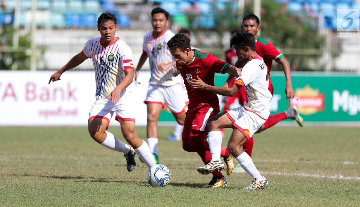 Penyerang Timnas Indonesia U-19, Egy Maulana Vikri berusaha melewati pemain Brunei Darussalam pada Piala AFF U-18 di Stadion Thuwunna, Yangon, Myanmar, Rabu (13/9/2017). Indonesia menang 8-0 atas Brunei Darussalam. (Liputan6.com/Yoppy Renato)