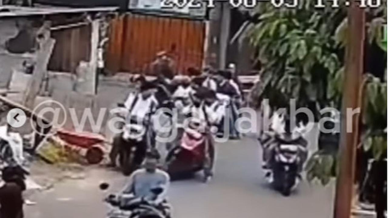Pria Bernyali Besar Adang Pembacokan Siswa SMA, Jadikan Mobil Pikap Sebagai 'Tameng' Hentikan Kisruh