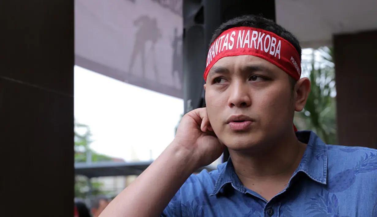 "Bukan hanya sebagai pengguna tapi bagi sekitar, jadi memang narkoba sendiri menurut gue lebih banyak ruginya," tutur Gilang Dirga. (Deki Prayoga/Bintang.com)