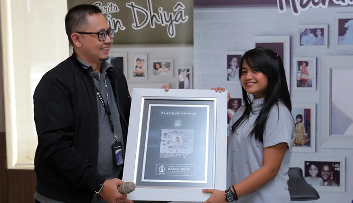 Nama Hanin mulai menjadi perbincangan saat membawakan lagu-lagu hits di dunia maya. Namanya makin banyak dikenal dengan suaranya yang apik dan memiliki banyak pengikut. (Deki Prayoga/Bintang.com)