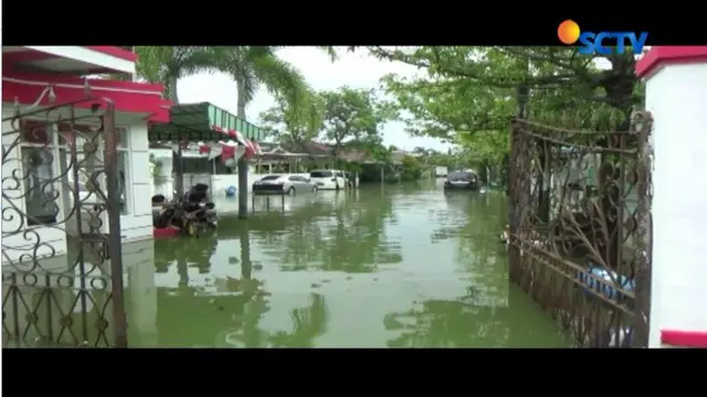 Meski banjir belum surut, sebagian warga memilih tetap bertahan di rumah. Mereka khawatir harta bendanya dijarah jika ditinggal mengungsi.