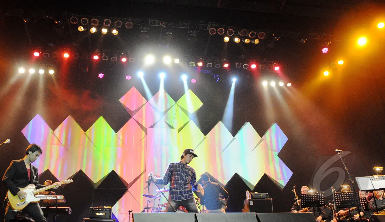 Grup band Sheila On 7 tampil menghibur di Java Jazz Festival 2015, JiExpo, Jakarta, Jumat (6/3). Sejumlah musisi Tanah Air dan dunia memeriahkan panggung Java Jazz di hari petama. (Liputan6.com/Faizal Fanani)