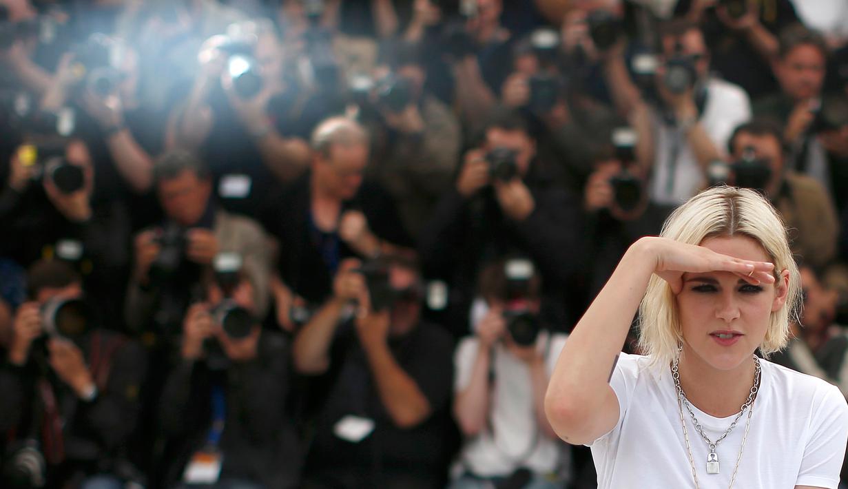 Artis Kristen stewart berpose selama sesi pemotretan untuk film "Cafe Society" sebelum pembukaan Festival Film Cannes ke-69 di Cannes, Perancis 11 Mei 2016. (REUTERS / Eric Gaillard)
