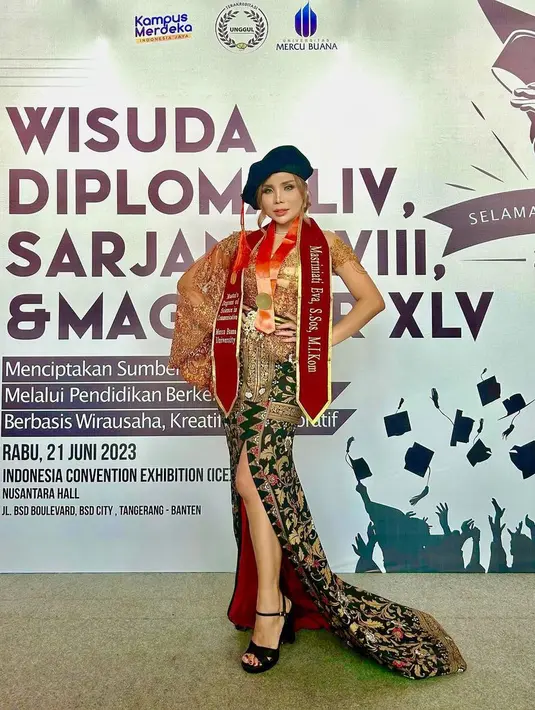 <p>Lama tak terlihat di layar kaca, pedangdut yang juga pengusaha kelapa sawit itu fokus menyelesaikan pendidikan. Diusianya yang ke-34 tahun, Eva menyandang gelar Magister Ilmu Komunikasi. [Instagram/evabelisima_]</p>