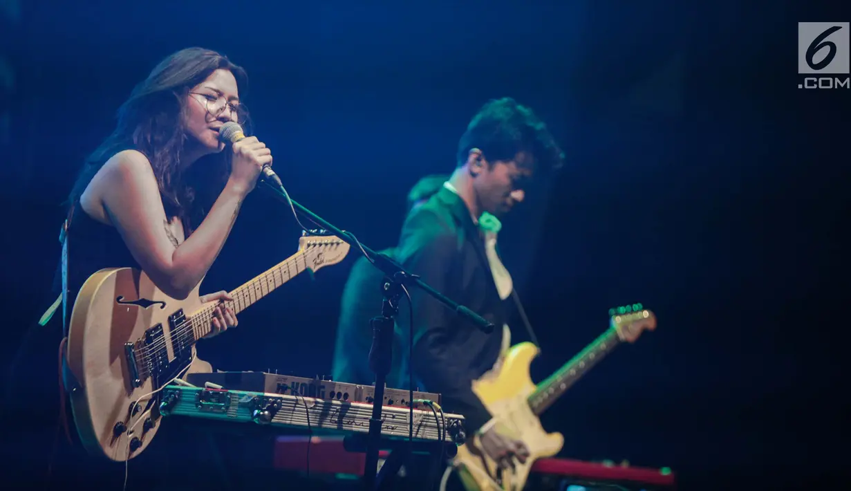 Penampilan musisi Danilla saat tampil dalam Synchronize Festival 2018 di kawasan Jiexpo, Jakarta, Jumat (5/10). Dalam penampilannya Danilla membawakan sejumlah lagu seperti Ada disana, berdistraksi, terpaut oleh waktu. (Liputan6.com/Faizal Fanani)