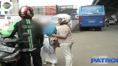 Aksi penjambretan tersebut terjadi ketika sang siswi berada di pinggir jalan untuk memesan jasa transportasi ojek online.