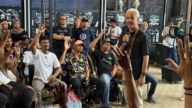 Calon presiden (capres) nomor urut tiga Ganjar Pranowo menampung berbagai aspirasi para milenial dan Gen-Z di Merauke, Papua Selatan, lewat dialog terbuka.