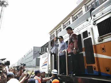 Menko Kemaritiman Rizal Ramli saat  menguji coba KA Logistik dari Stasiun Pasoso menuju Pelabuhan Tanjung Priok, Jakarta, Kamis (18/2). Pengoperasian KA Logistik dimaksudkan untuk mengurangi sepertiga kemacetan pelabuhan. (Liputan6.com/Faizal Fanani)