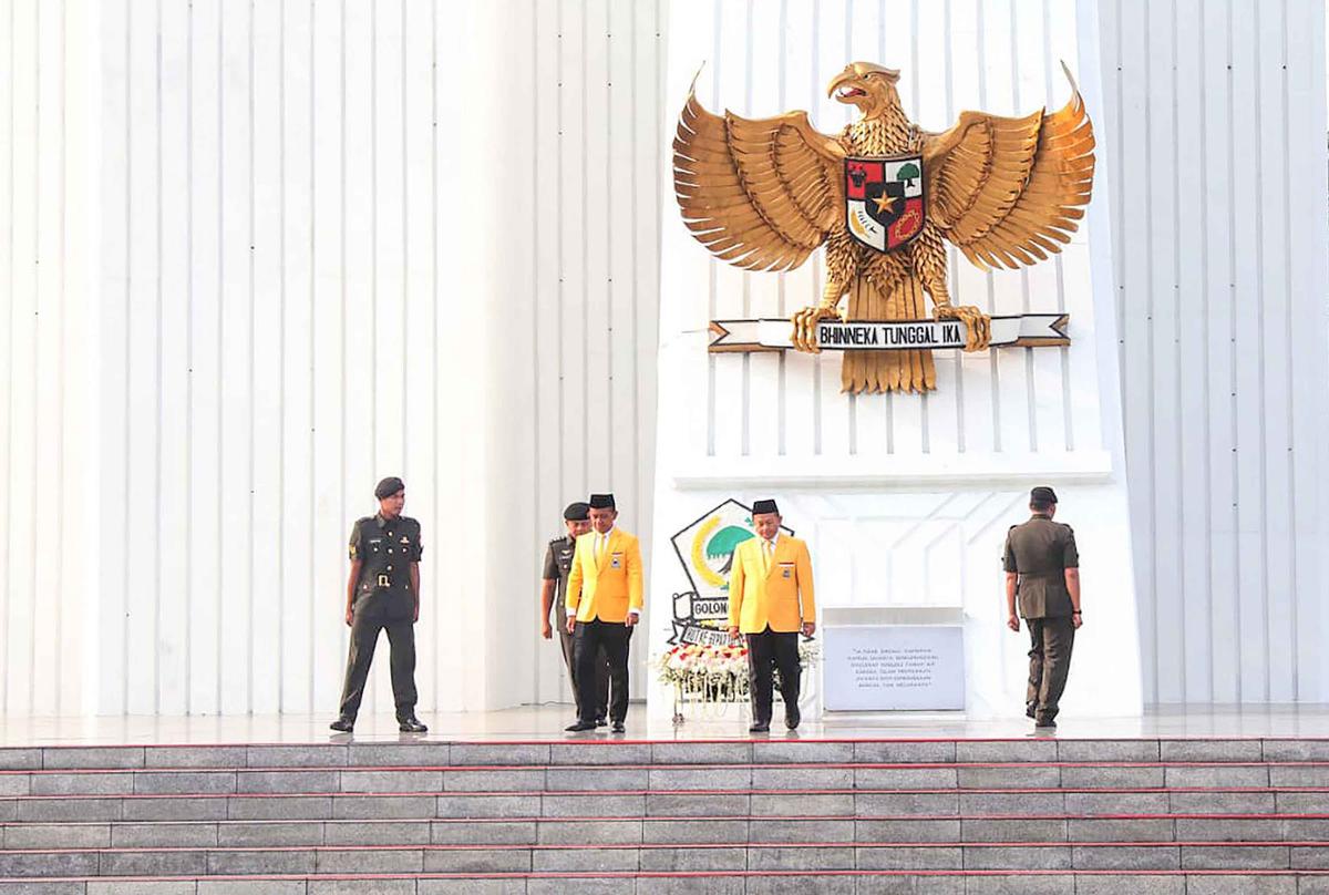 FOTO: Bahlil Lahadalia Pimpin Ziarah TMP Kalibata di HUT ke-61 Partai Golkar