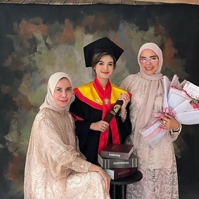 Claudia Andhara wisuda S-2 (Foto: Instagram claudiaudie)