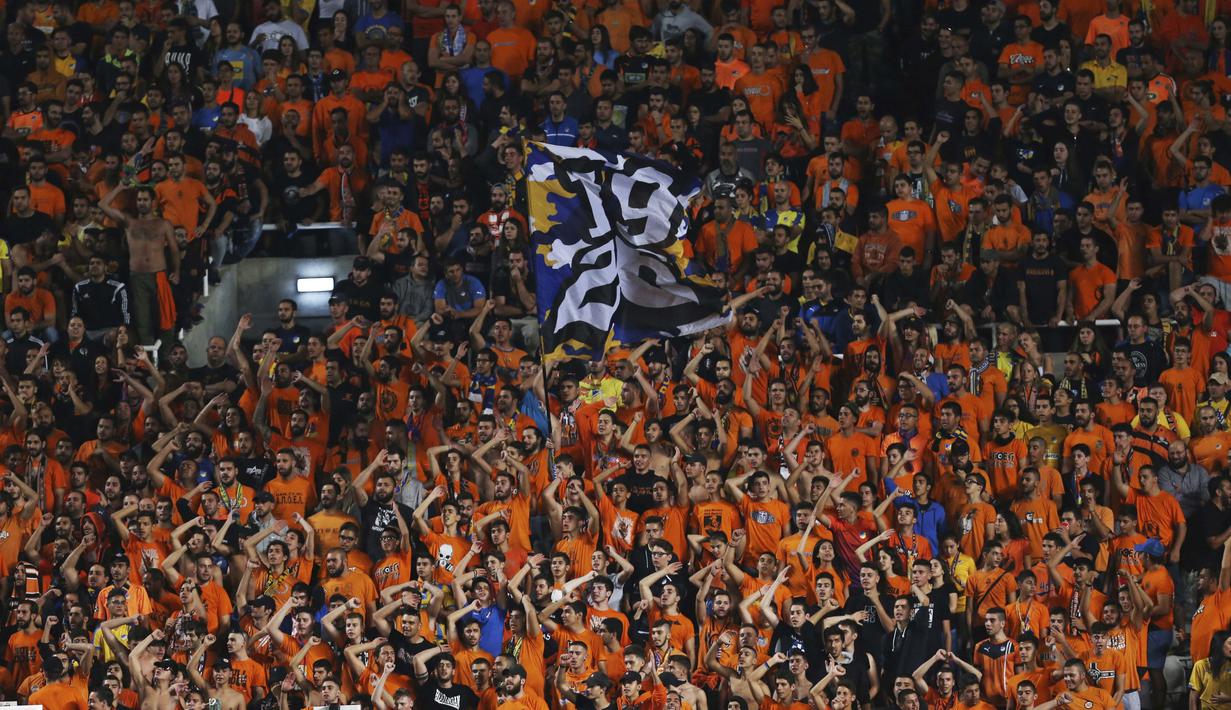 Suporter APOEL Nicosia memberikan dukungan saat timnya melawan Tottenham pada laga grup H Liga Champions di GSP stadium,  Nicosia, Siprus, (26/9/2017). Tottenham menang 3-0. (AP/Petros Karadjias)
