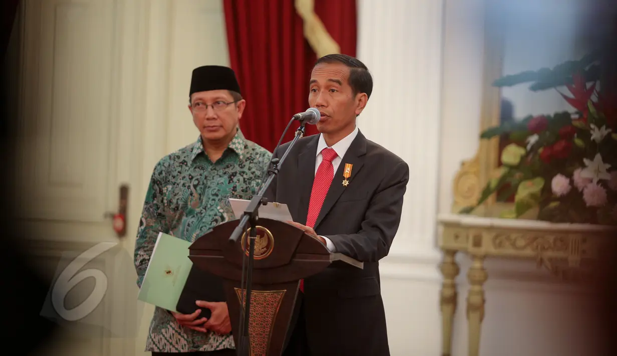 Presiden Joko Widodo saat memberikan Keterangan Pers terkait BPIH Tahun 2015 di Istana Merdeka, Jakarta, Rabu (27/5/2015). Penurunan ongkos haji tahun ini US$ 502 atau sekitar Rp 6,5 juta. (Liputan6.com/Faizal Fanani)