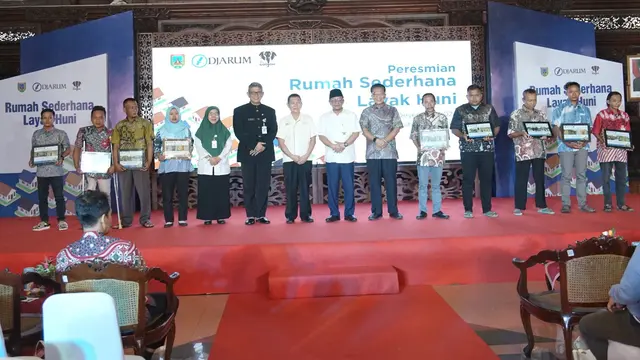 Sejumlah perwakilan warga penerima program RLSH foto bersama pejabat Pemkab Kudus dan perwakilan PT Djarum di Pendopo Kabupaten Kudus. (Liputan6.com/Arief Pramono)