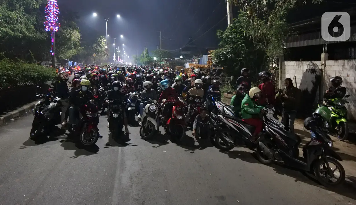 Sejumlah pemudik motor mematikan kendaraannya di kawasan posko penyekatan mudik di Kedungwaringin, Kabupaten Bekasi, Jawa Barat, Senin (10/5/2021). Sejumlah pemudik motor mematikan kendaraannya untuk menolak diputarbalikkan oleh petugas di posko penyekatan mudik. (Liputan6.com/Herman Zakharia)