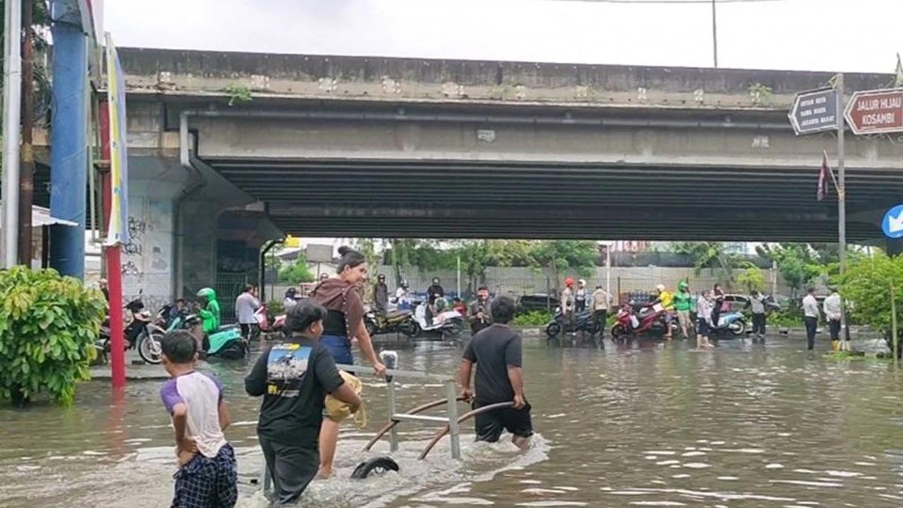 Cerita Tukang Jasa Gerobak Raup Untung Besar Imbas Banjir Puri Kembangan, Tiga Jam Dapat Rp800 Ribu