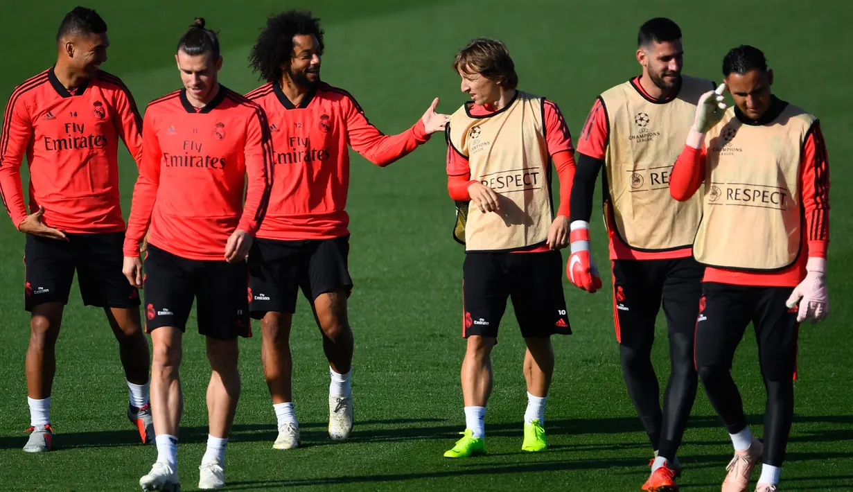 Para pemain Real Madrid bersiap mengikuti sesi pelatihan tim di Valdebebas, Spanyol (22/10). Madrid akan bertanding melawan FC Viktoria Plzen pada lanjutan grup G Liga Champions. (AFP Photo/Gabriel Bouys)