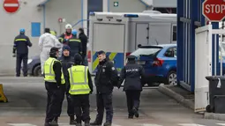 Petugas polisi berjaga di jalan masuk menuju pabrik kimia yang meledak di kota Kralupy nad Vltavou, Ceko, Kamis (22/3). ledakan itu terjadi di dalam salah satu tanki penyimpanan untuk bahan bakar di salah satu kilang mereka. (AP Photo/Petr David Josek)