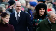 Pangeran William dan Kate Middleton menghadiri tradisi kebaktian Hari Natal Kerajaan Inggris di Gereja St. Mary Magdalene, Sandringham, Senin (25/12). Selain sosok Meghan Markle, penampilan Kate Middleton tak kalah mencuri perhatian. (Adrian DENNIS/AFP)