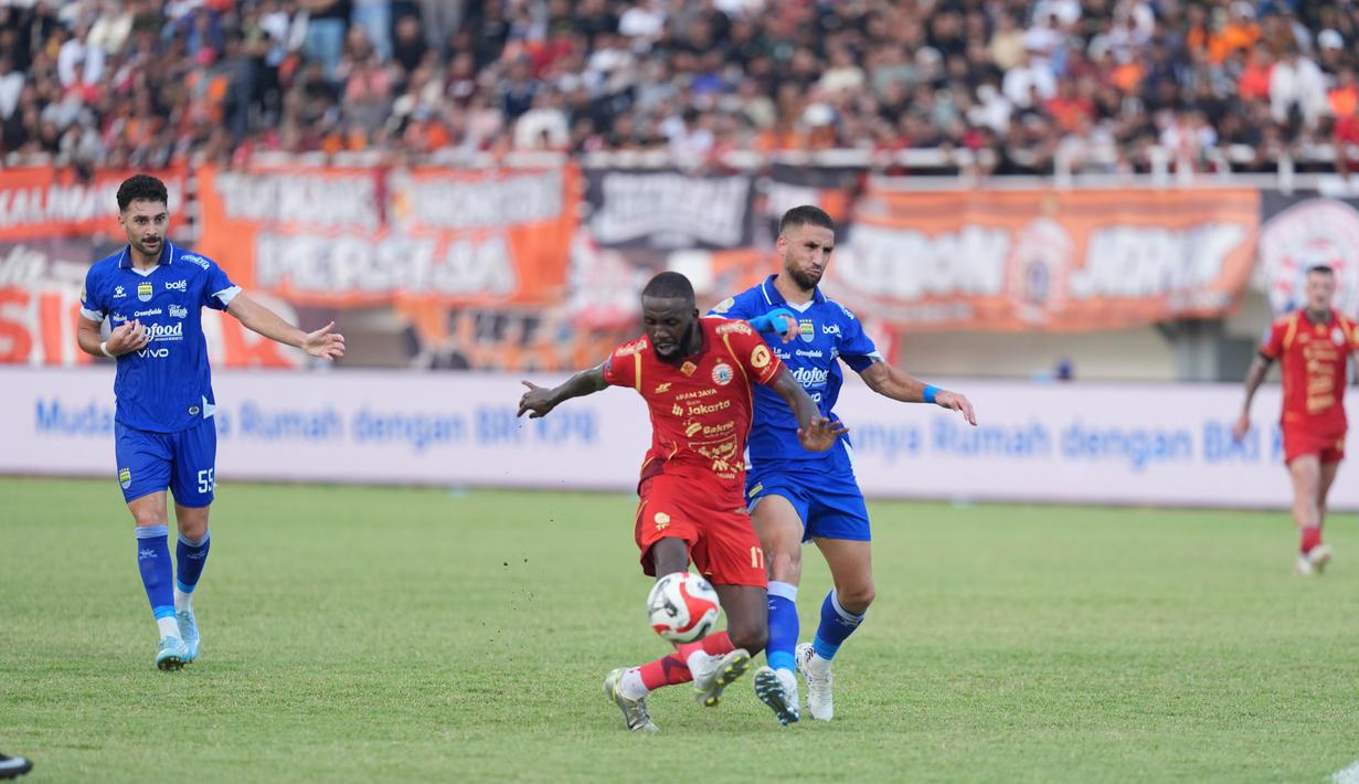 Sebaliknya, Persib makin kukuh di puncak. Pasukan Bojan Hodak itu mengemas 75 poin dalam 32 penampilan. Untuk sementara, Maung Bandung unggul tiga angka atas pesaing terdekatnya, Borneo FC Samarinda. (Dok Pesija)
