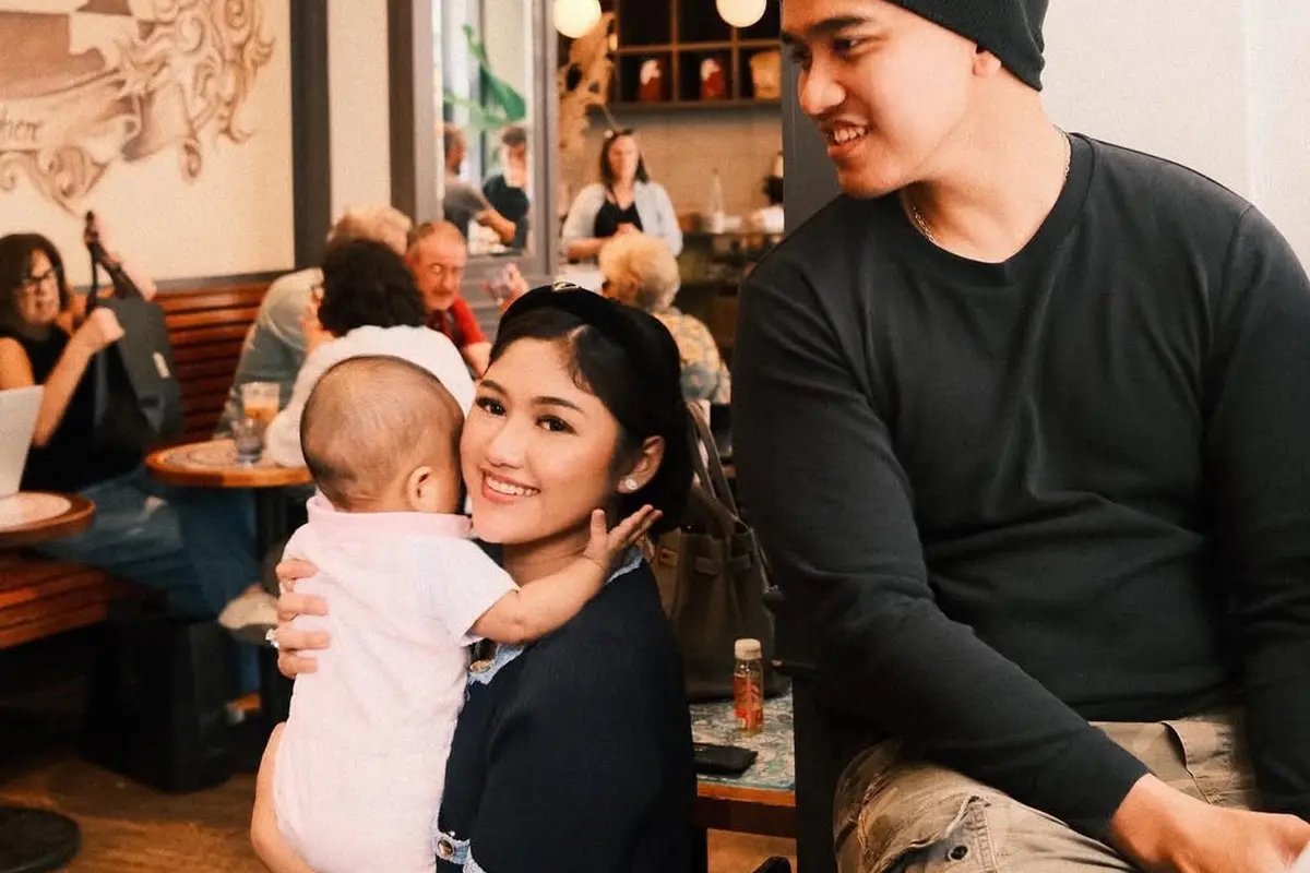 Potret Erina Gudono Momong Anak dengan Gaya Kasual, Terlihat Stylish Andalkan Bando Prada Rp7Jutaan