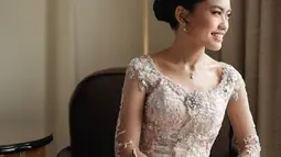 Paras cantik anak sulung Alya Rohali ini dipoles oleh MUA Allyssa Hawadi Soeleman, sementara rambutnya ditata oleh hair stylish Eva Pical. Tampil mengenakan kebaya warna pink, wajah gadis berusia 25 tahun ini dipoles dengan sentuhan blush on warna merah muda. Kalung dan anting yang dikenakan oleh Adjani membuat penampilannya jadi makin menawan. (Liputan6.com/IG/@namiradjani)