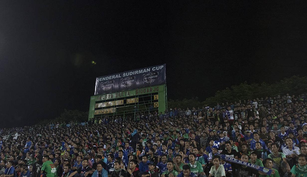 Suporter Surabaya United, Bonek, dan suporter Persib, Viking, bersama-sama mendukung timnya dalam lanjutan Grup C Piala Jenderal Sudirman 2015 di Stadion Gelora Delta Sidoarjo, Sabtu (21/11/2015). (Bola.com/Vitalis Yogi Trisna)