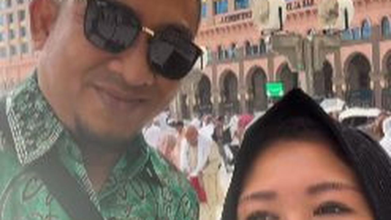 "Alhamdulillah Allah Maha Besar. Sedang sholat di halaman Masjidil Haram Mekkah, tiba-tiba terdengar suara geledek dan turunlah hujan!" tulisnya.&nbsp;