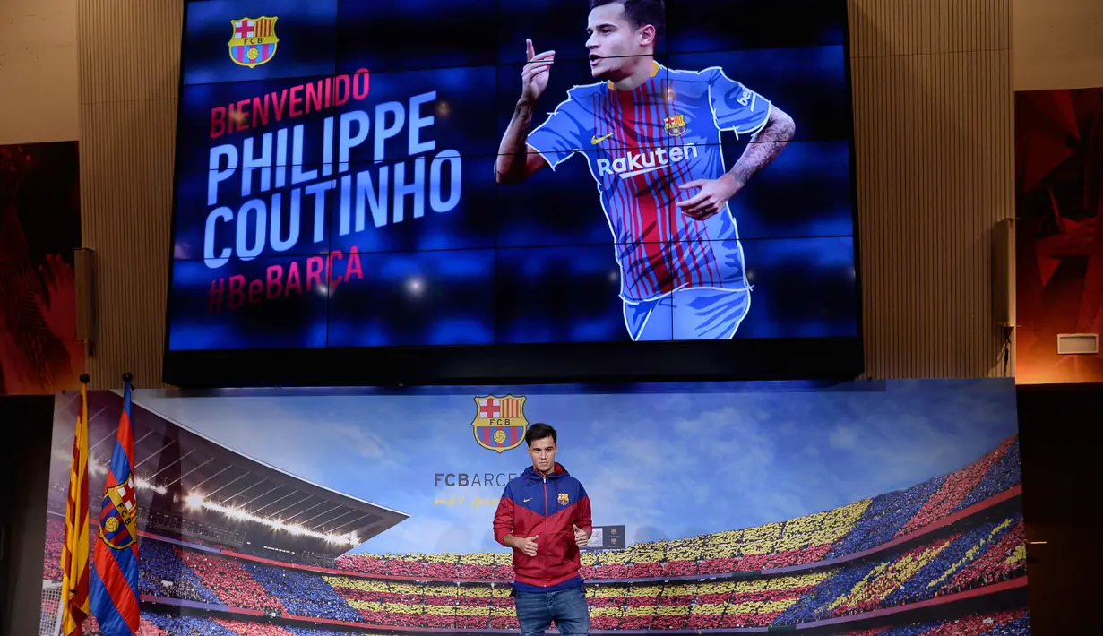 Ekspresi Philippe Coutinho saat diperkenalkan sebagai pemain baru Barcelona di Camp Nou, Barcelona, (7/1). Coutinho diboyong Barcelona dengan harga sebesar 400 juta euro (sekitar Rp 6,45 triliun). (AFP Photo/Josep Lago)