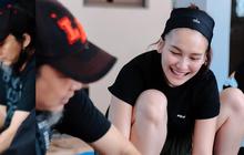 Santainya Ayu Ting Ting Ikut Cacah Daging Kurban di Rumah, Cuma Pakai Kaos dan Celana Pendek Tanpa Pulasan Makeup