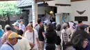 Sejumlah keluarga dan kerabat saat mendatangi rumah duka almarhum Ferrasta Soebardi atau lebih akrab disapa Pepeng di kawasan Bumi Pusaka Cinere, Depok, Jawa Barat, Rabu (6/5/2015).(Liputan6.com/Helmi Afandi)