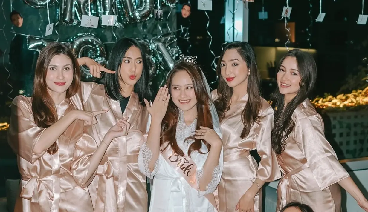 Dalam momen ini, Salsha memakai outfit putih, sementara para sahabat berwarna krem. Mereka mempersiapkan kejutan tersebut bak sebuah pesta. Ada banyak balon putih, balon huruf, kue dan aksesoris cantik yang dipakaikan ke Salsha. Tampak di antara sahabat ada Megan Domani, berdiri paling kanan. (Liputan6.com/IG/@divaalatas)