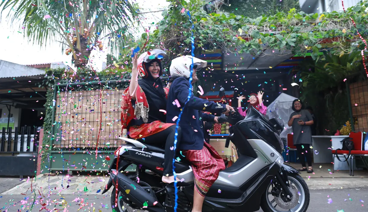 Meski usianya terpaut jauh, hal itu juga tidak menyurutkan niat Mayky untuk mempersunting Ria Irawan. Menurut Ria, setidaknya telah empat kali menolak pinangan dari Mayky. (Adrian Putra/Bintang.com)