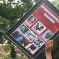 Jurnalis di Kota Malang di sebuah aksi damai pada Januari, 2019 silam, mengangkat poster yang menuntut pengusutan sampai tuntas kekerasan terhadap jurnalis dan menolak impunitas (Liputan6.com/Zainul Arifin)