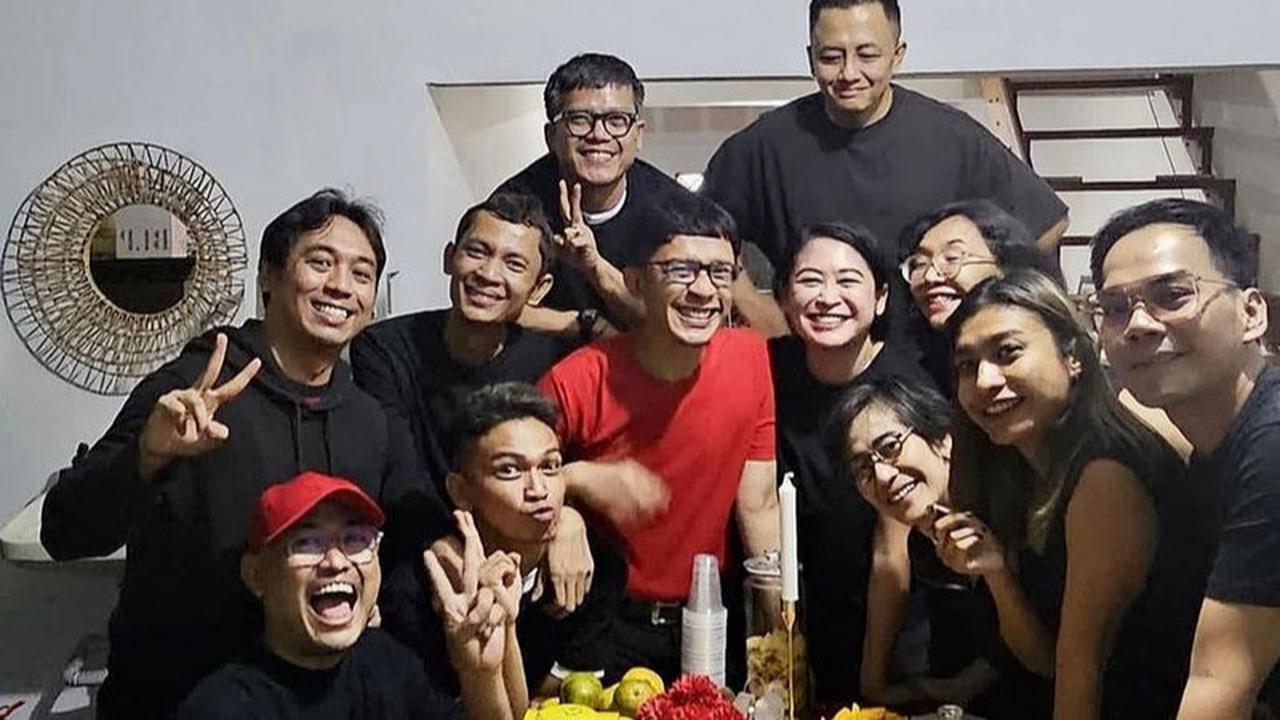 Potret Ultah Aming Ke-44, Digelar Sederhana Bareng Bestie - Meja Penuh dengan Makanan