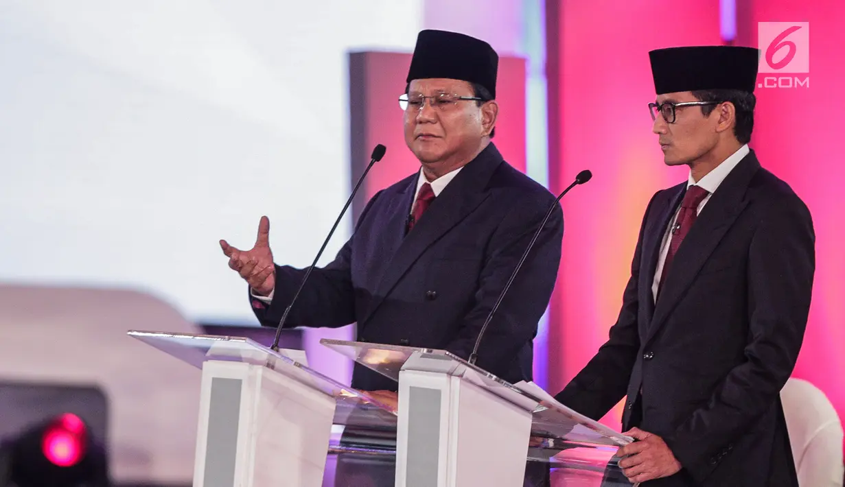 Capres dan Cawapres nomor urut 02 Prabowo Subianto-Sandiaga Uno memaparkan visi misi di Debat Pilpres 2019 pertama di Jakarta, Kamis (17/1). Debat perdana ini mengangkat tema hukum, hak asasi manusia, terorisme, dan korupsi. (Liputan6.com/Faizal Fanani)
