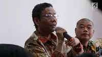 Anggota Dewan BPIP Mahfud MD memberikan keterangan kepada sejumlah media di Jakarta, Kamis (31/5). Mahfud menjelaskan ia dan jajarannya hanya mendapatkan gaji pokok Rp 5 juta. (Liputan6.com/Angga Yuniar)