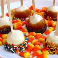 Kamu bisa membuat permen lolipop dari buah apel, lho!