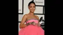 Tampak riasan nude dan natural memaksimalkan penampilan Rihanna saat hadir di Grammy Awards ke-57 di Staples Center, Los Angeles, AS, Minggu (8/2/2015). (AFP PHOTO/VALERIE MACON)