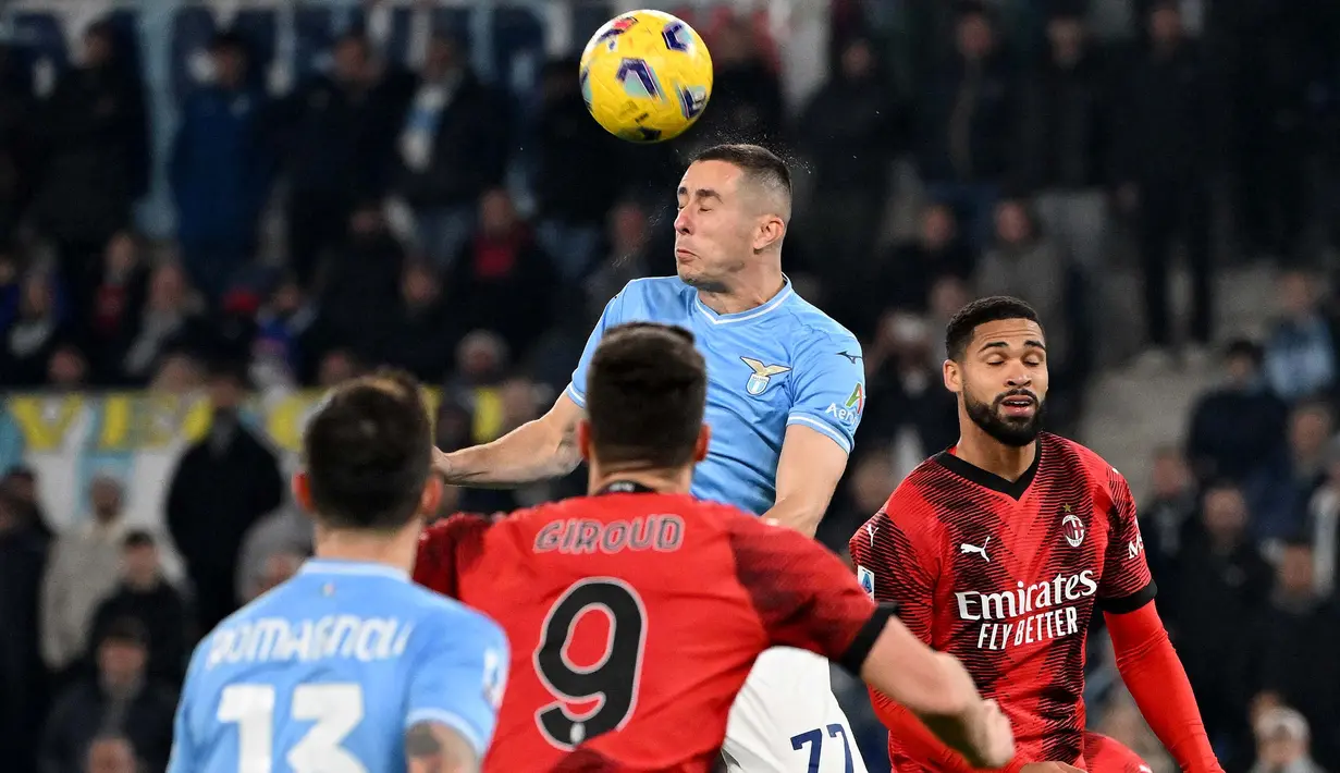 I Rossoneri baru bisa memastikan kemenangan lewat gol Noah Okafor di menit ke-88. (Alberto PIZZOLI/AFP)