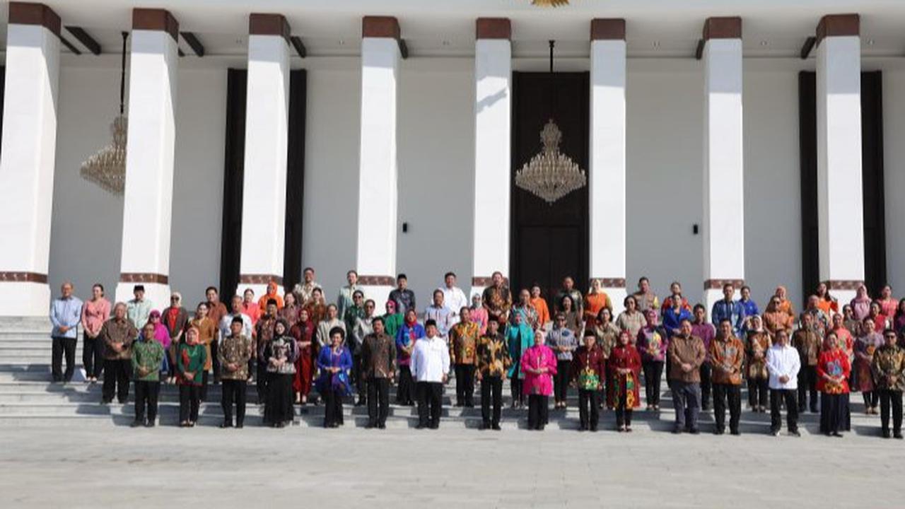 Momen Jokowi-Ma’ruf Bersama Menteri Kabinet Foto Bareng di Istana Baru