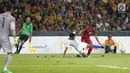 Pemain tuan rumah Malaysia berusaha merebut bola Pemain Timnas U-22 Yabes Roni pada pertandingan Sepak Bola Indonesia melawan Malaysia di Stadion Shah Alam, Selangor, Sabtu (26/08). (Liputan6.com/Faizal Fanani)