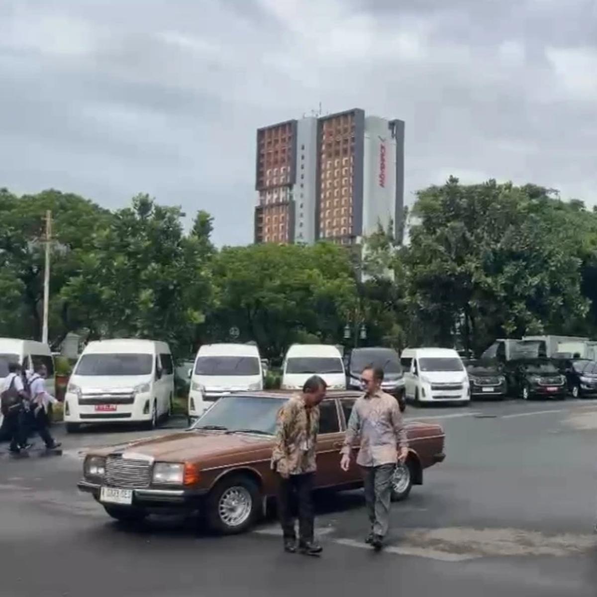 Marty Natalegawa Kendarai Mobil Klasik ke Istana Kepresidenan